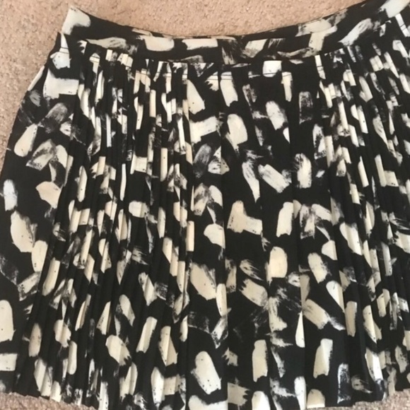 Banana Republic Pleated Skirt - Picture 3 of 8